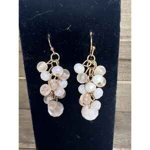 white and light pink beaded cluster dangle earrings gold tone vintage‎